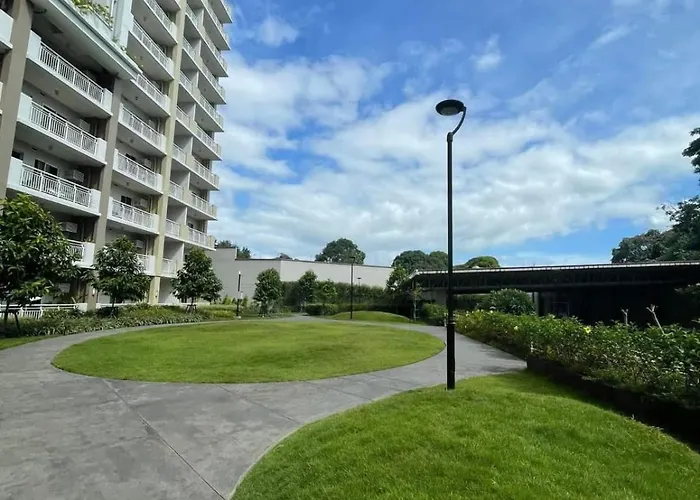 The Atherton By Dmci- 2br Free Parking Manila